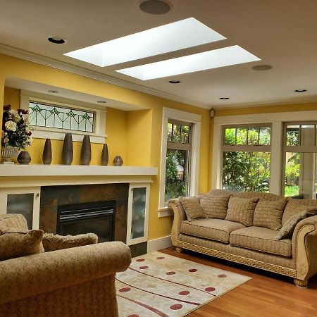 Elegant, Sunny Modern Home With Skylights - Kitsilano, Vancouver Eksteriør billede