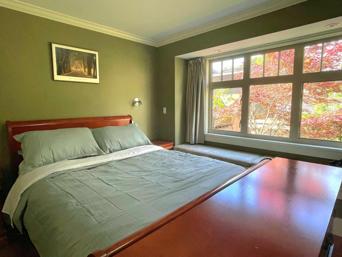 Elegant, Sunny Modern Home With Skylights - Kitsilano, Vancouver Eksteriør billede