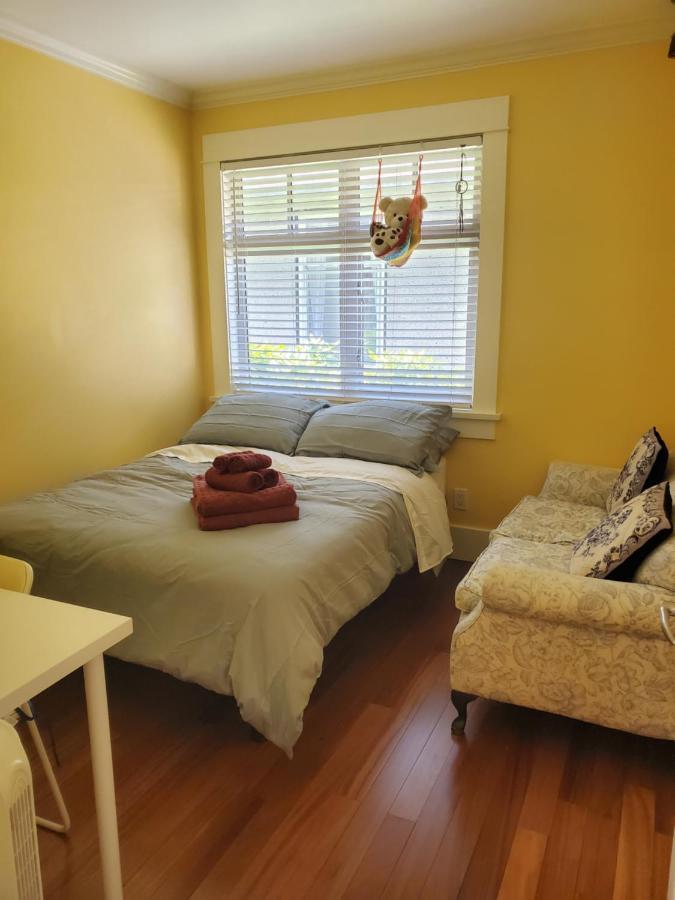 Elegant, Sunny Modern Home With Skylights - Kitsilano, Vancouver Eksteriør billede