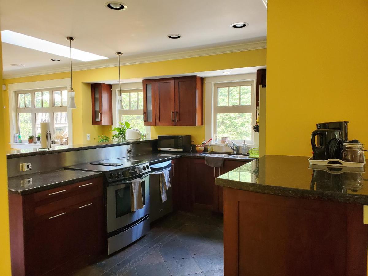 Elegant, Sunny Modern Home With Skylights - Kitsilano, Vancouver Eksteriør billede
