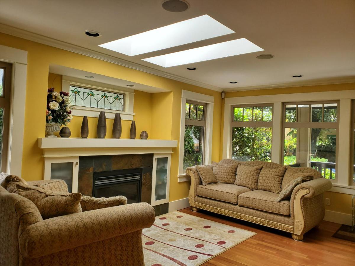 Elegant, Sunny Modern Home With Skylights - Kitsilano, Vancouver Eksteriør billede
