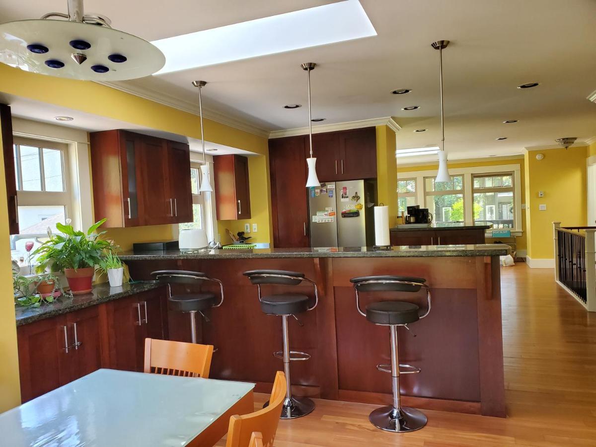 Elegant, Sunny Modern Home With Skylights - Kitsilano, Vancouver Eksteriør billede