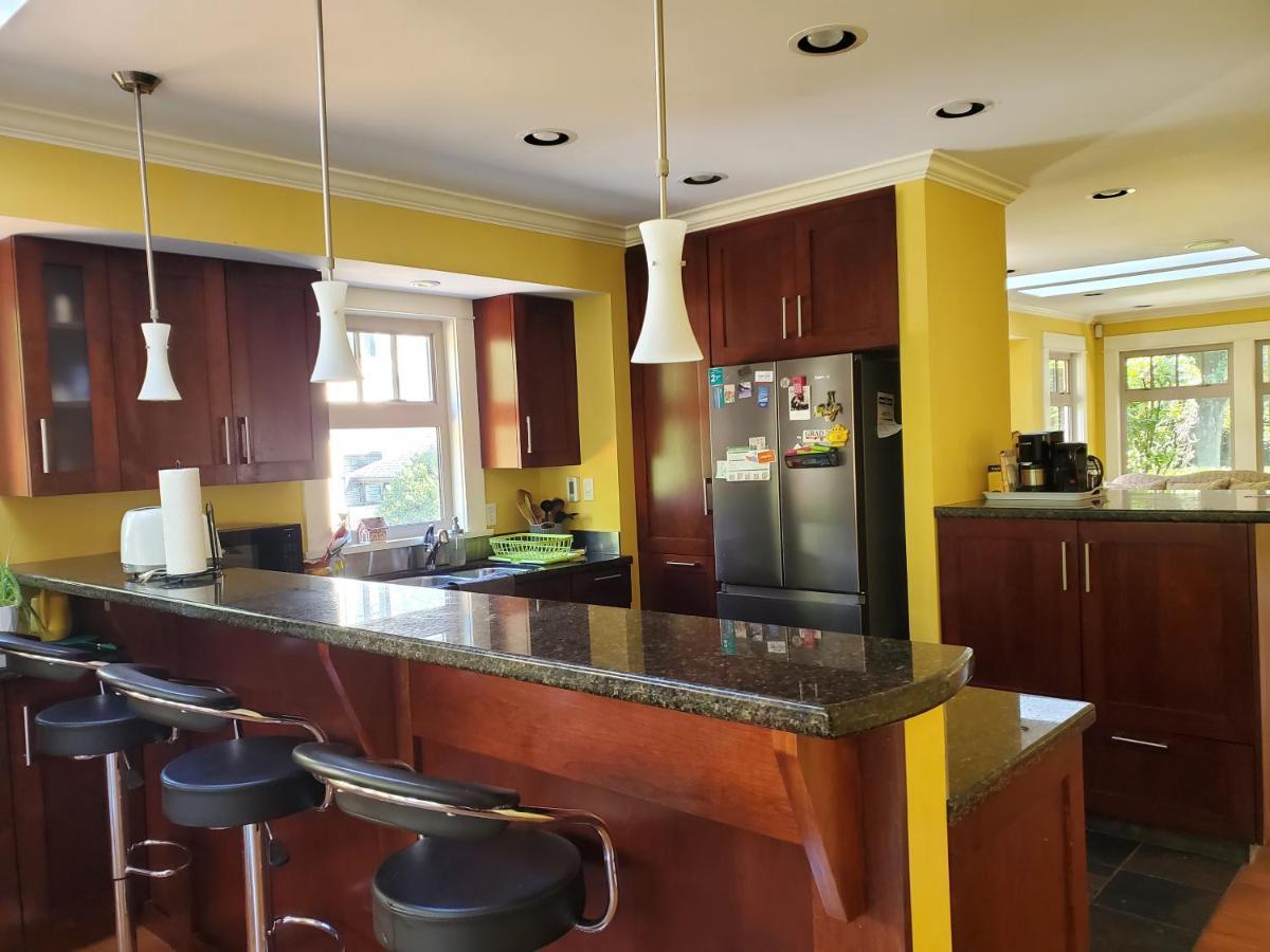 Elegant, Sunny Modern Home With Skylights - Kitsilano, Vancouver Eksteriør billede
